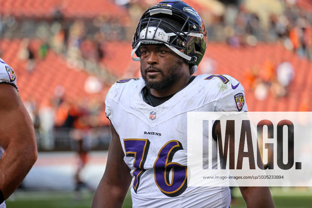 CLEVELAND, OH - OCTOBER 01: Baltimore Ravens guard John Simpson (76) leaves the field following the National Football League game between the Baltimore Ravens and Cleveland Browns on October 1, 2023, at Cleveland Browns Stadium in Cleveland, OH. (Photo by Frank Jansky Icon Sportswire) NFL, American Football Herren, USA OCT 01 Ravens at Browns Icon231001142