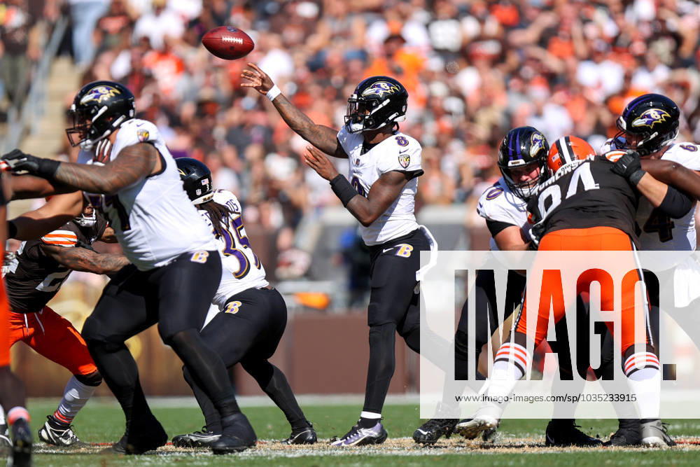 CLEVELAND, OH - OCTOBER 01: Baltimore Ravens quarterback Lamar Jackson (8) throws a pass during the third quarter of the National Football League game between the Baltimore Ravens and Cleveland Browns on October 1, 2023, at Cleveland Browns Stadium in Cleveland, OH. (Photo by Frank Jansky Icon Sportswire) NFL, American Football Herren, USA OCT 01 Ravens at Browns Icon231001149