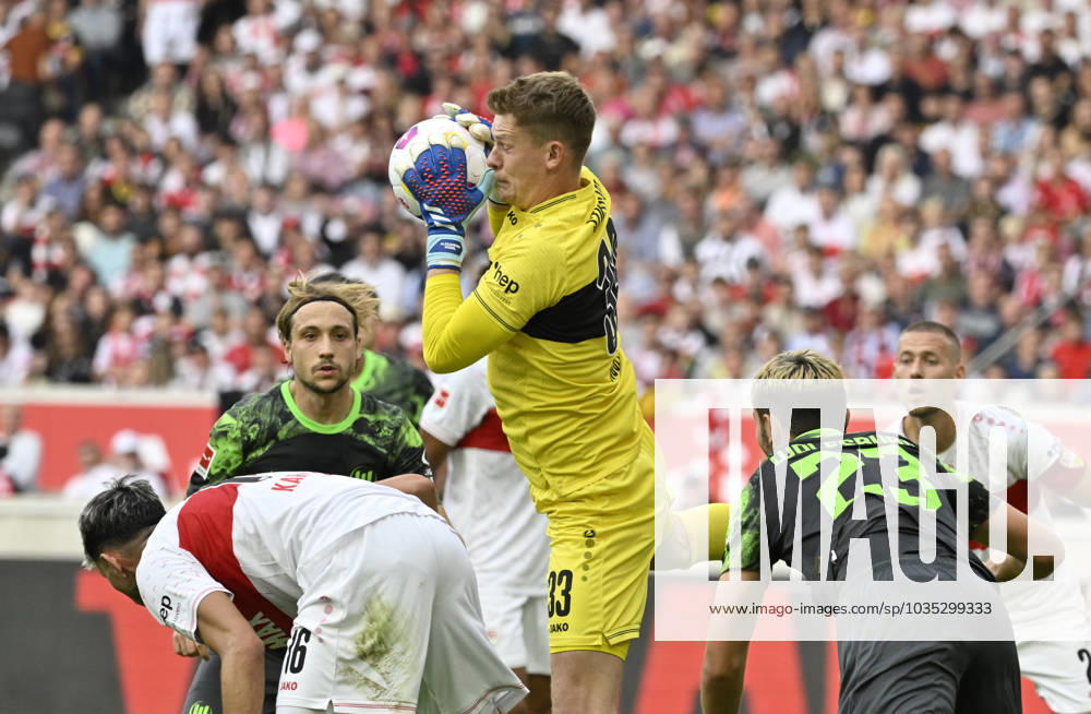 Strafraumszene, Torraumszene Torwart Fabian Bredlow VfB Stuttgart (01) Aktion gegen Jonas Wind VfL Wolfsburg (23) VfB Stuttgart vs VfL Wolfsburg 07.10.2023 DFL REGULATIONS PROHIBIT ANY USE OF PHOTOGRAPHS AS IMAGE SEQUENCES AND OR QUASI-VIDEO VfB Stuttgart vs VfL Wolfsburg