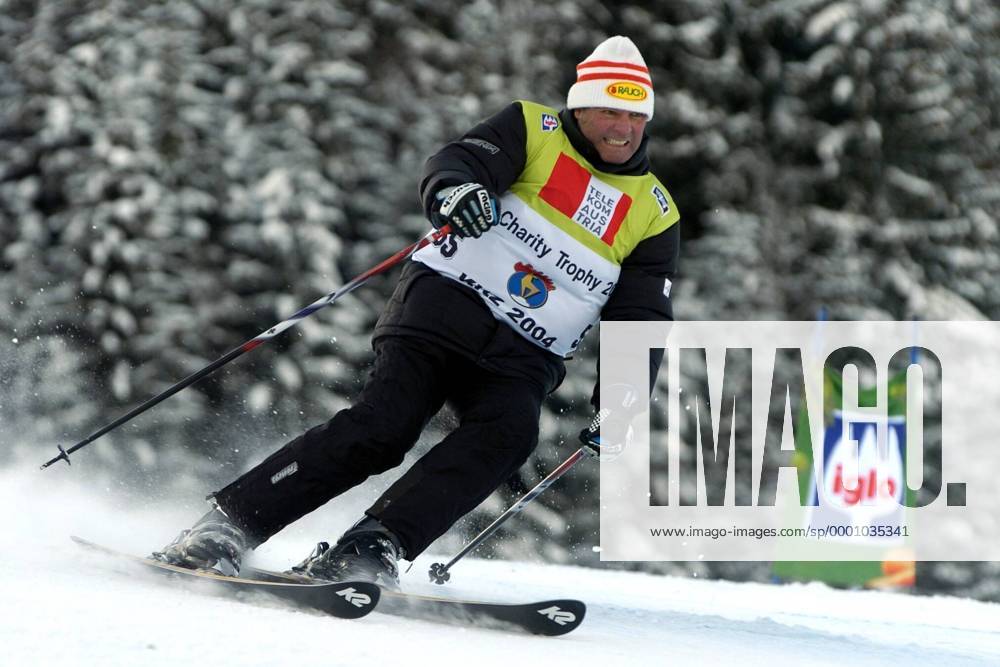 Toni Sailer (Österreich) rast anlässlich der Kitz Charity Trophy die Streif in Kitzbühel hinunter Alpiner Skilauf Herren Kitz Charity Trophy 2004, Prominentenrennen, Benefiz, Ski Alpin, Skisport Einzelbild Streif Hahnenkamm Kitzbühel Dynamik,