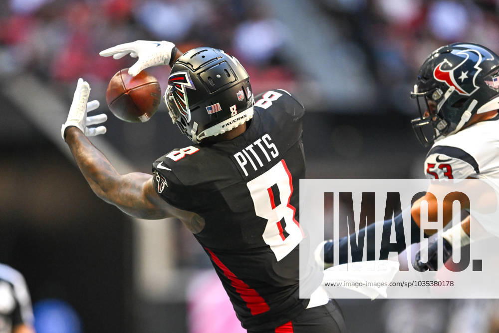 ATLANTA, GA Ã OCTOBER 08: Atlanta tight end Kyle Pitts (8) attempts to make a catch during the NFL, American Football Herren, USA game between the Houston Texans and the Atlanta Falcons on October 8th, 2023 at Mercedes-Benz Stadium in Atlanta, GA. (Photo by Rich von Biberstein Icon Sportswire) NFL: OCT 08 Texans at Falcons Icon231008010