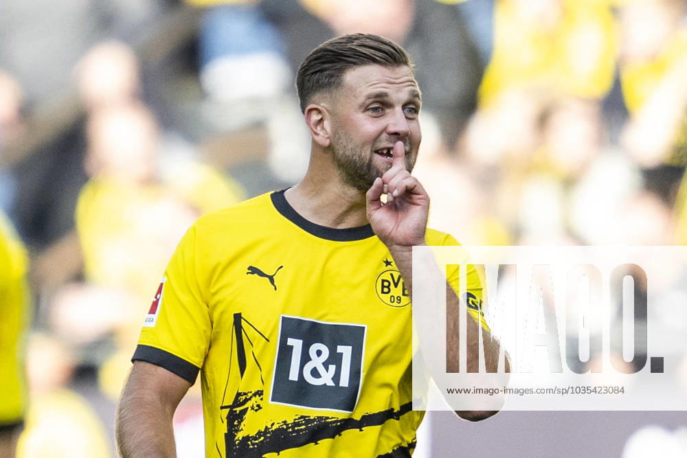 Fußball: 1. Bundesliga, Saison 2023 2024, 7. Spieltag, Borussia Dortmund - Union Berlin am 07.10.2023 im Signal-Iduna-Park in Dortmund. Dortmunds Niclas Füllkrug hält einen Finger vor den Mund. WICHTIGER HINWEIS: Gemäß den Vorgaben der DFL Deutsche Fußball Liga bzw. des DFB Deutscher Fußball-Bund ist es untersagt, in dem Stadion und oder vom Spiel angefertigte Fotoaufnahmen in Form von Sequenzbildern und oder videoähnlichen Fotostrecken zu verwerten bzw. verwerten zu lassen.