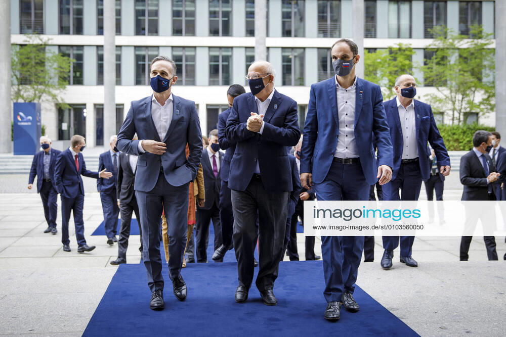 Heiko Maas, Bundesaussenminister, (L) Augusto Santos Silva, Aussenminister von Portugal, (Mitte) und Anze Logar, Aussenminister von Slowenien, (R) aufgenommen im Rahmen eines Gymnich-Treffens der EU - AussenministerInnen im Auswaertigen Amt in Berlin, 28.08.2020. Berlin Deutschland