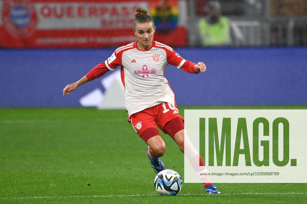 Lina MAGULL (FCB), Aktion,Einzelaktion,Einzelbild, Freisteller,Ganzkoerperaufnahme,ganze Figur, Fussball Google Pixel Bundesliga der Frauen Saison 2023 2024, 4.Spieltag, Spieltag04, FC Bayern Muenchen -Eintracht Frankfurt 0-0 am 14.10.2023 A L L I A N Z A R E N A