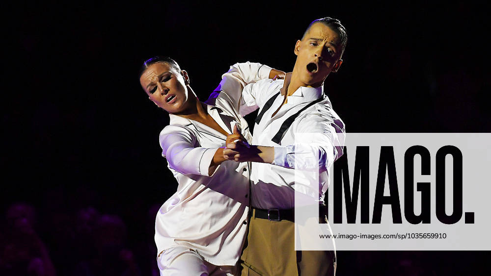 Tanz-Weltmeisterschaft Latein und Showdance Standard 2023 in Leipzig - WDSF PD World Championships (14.10.2023) Matej Stec und Elena Popova bei der Tanz-WM in Leipzig (14.10.2023). Das Paar Stec Popova gewinnt Gold mit ihrer Kür >> Three Faces of my love - back to myself << zur Musik vonm Cher, Barbrara Streisand und Celine Dion. Leipzig Sachsen Deutschland Leipziger Messegelände - Neue Messe Leizig