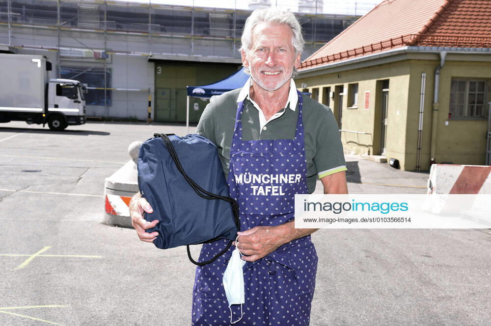 Paul Breitner bei der Übergabe von Schulstart-Spenden der Firma Amazon an 2300 sozial benachteiligte Kinder an der Münchner Tafel in der Großmarkthalle. München