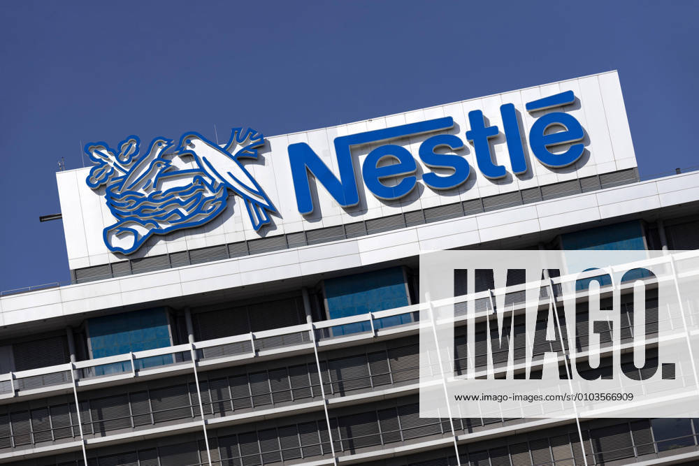 Nestlé-Logo (Nestle) auf dem Dach der Deutschlandzentrale der Nestlà Deutschland AG. Der Nahrungsmittelriese Nestle verkauft seine chinesische Wassersparte an die Tsingtao Brewery Group. Frankfurt