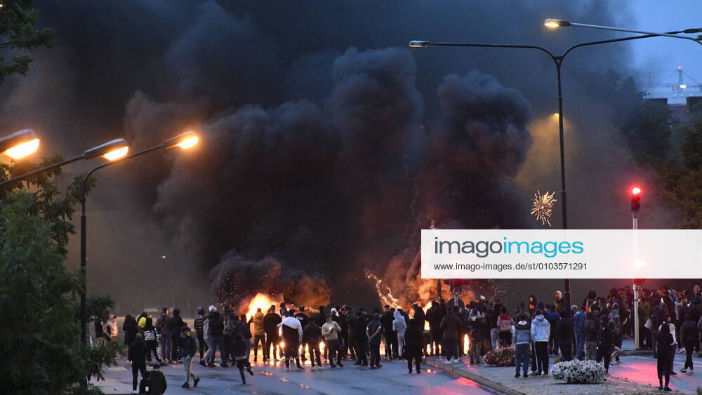 Smoke billows from burning tyres and pallets and fireworks as a few hundred protesters riot in the Rosengard neighbourhood of Malmo, Sweden, on Aug 28, 2020 The protest was sparked by the burning of a coran by members of Danish far right party Stram Kurs earlier in the day The party s leader Rasmus Paludan was denied entry to Sweden for a manifestati