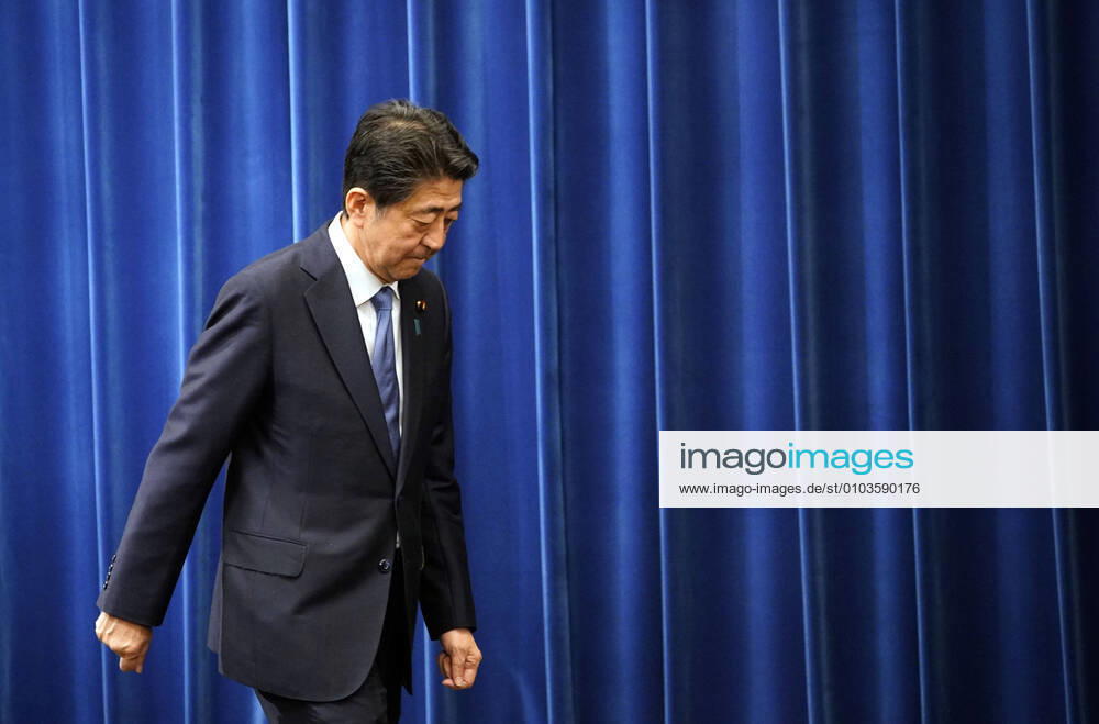 (200829) -- BEIJING, Aug. 29, 2020 -- Japanese Prime Minister Shinzo Abe leaves after a press conference in Tokyo, Japan, Aug. 28, 2020. Japanese Prime Minister Shinzo Abe said at a press conference Friday that he would step down from his post due to health concerns. ( Pool via Xinhua) XINHUA PHOTOS OF THE DAY FranckxRobichon