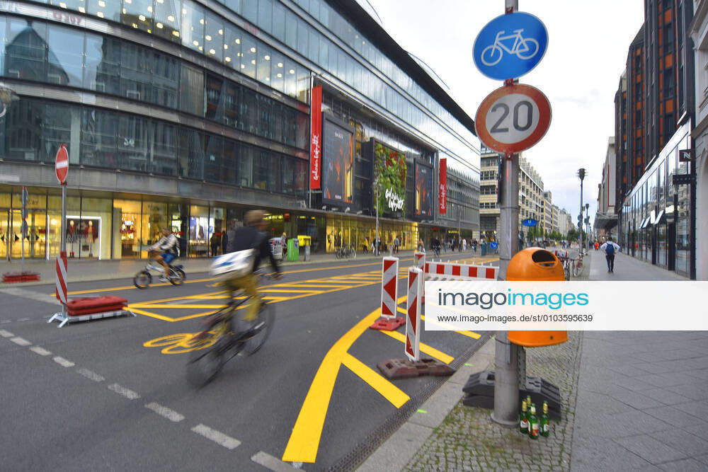 KW35 Von Freitag, 21.08.2020 bis 31.01.2021 bleibt ein Teil der Friedrichstrasse nur fuer Fussgaenger; Radfahrer und Lieferverkehr frei. Der 4m breite Radweg in der Mitte ist aufgebracht, bevor morgen am 29.08.2020 der Versuch gestartet wird. Galeries Lafayette, dann Quartier 205, mit fast allen zugeklebten Schaufenstern, Zeugen von Leerstand.