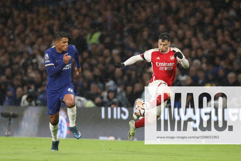 Gabriel Martinelli of Arsenal on the ball during the Premier League match between Chelsea and Arsenal at Stamford Bridge, London, England on 21 October 2023.