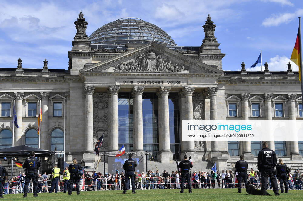 KW35 Tausende Menschen demonstrieren gegen die Coronavirus-Auflagen. Die selbsternannten Reichsbürger versammeln sich vor dem Reichstagsgebäude. Berlin