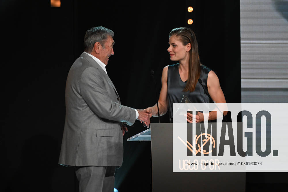 Eddy Merckx - Lotte Kopecky - CYCLISME : Ceremonie du Velo d Or 2023 - Paris - 24 10 2023 FedericoPestellini Panoramic