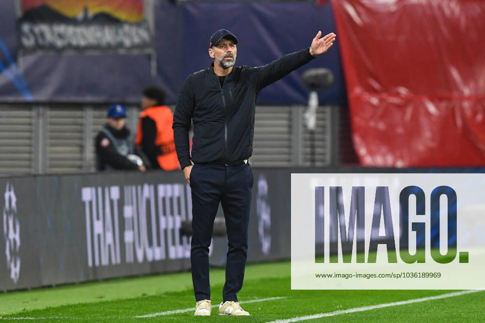 Fussball, Herren, Saison 2023 2024, UEFA Champions League (Gruppe G, 3. Spieltag), RB Leipzig - FK Roter Stern Belgrad, v. l. Trainer Marco Rose (RB Leipzig) gestikuliert, 25.10. 2023,