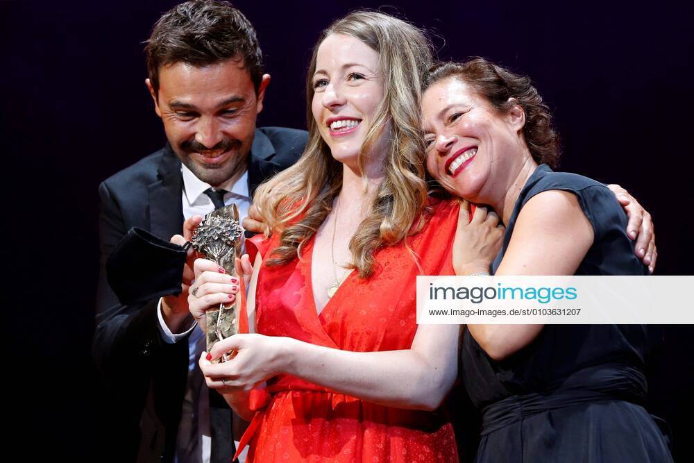 Bilder des Jahres 2020, Entertainment 08 August Entertainment Themen der Woche KW35 Spanish film director Pilar Palomero (C), next to Valeire Delpierre (R) and Álex la Fuente (L) producers, receives the Biznaga de Oro prize for her film Las ninas during the closing ceremony of the 23rd edition of Malaga Film Festival in Malaga, Spain, 29 August 2020. Malaga Film Festival !ACHTUNG: NUR REDAKTIONELLE NUTZUNG!