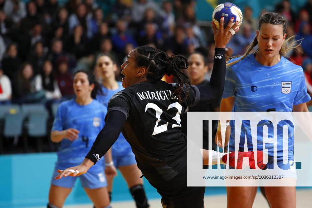VINA DEL MAR, CHILE Ð OCT 28: Lizabeth Rodriguez de Puerto Rico en accion durante el partido de balonmano femenino contra Uruguay en los Juegos Panamericanos Santiago 2023 en el Gimnasio Polideportivo el 28 de octubre en Vina del Mar, Chile. Lizabeth Rodriguez of Puerto Rico in action during the women«s handball match against Uruguay at the Santiago 2023 Pan American Games at Gimnasio Polideportivo on October 28 in Vina del Mar, Chile. (Foto de Sebastian Cisternas Santiago 2023 via Photosport) Dia 9, Balonmano femenino, Puerto Rico vs Uruguay Day 9, Women s Handball, Puerto Rico vs Uruguay