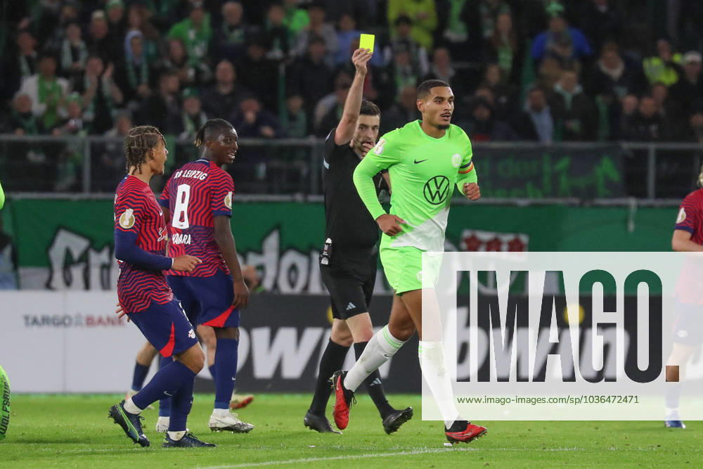 Fussball DFB Pokal 2.Runde, VfL Wolfsburg - RB Leipzig, v.l. Gelbe Karte, yellow card Maxence Lacroix (Wolfsburg, 4) Wolfsburg