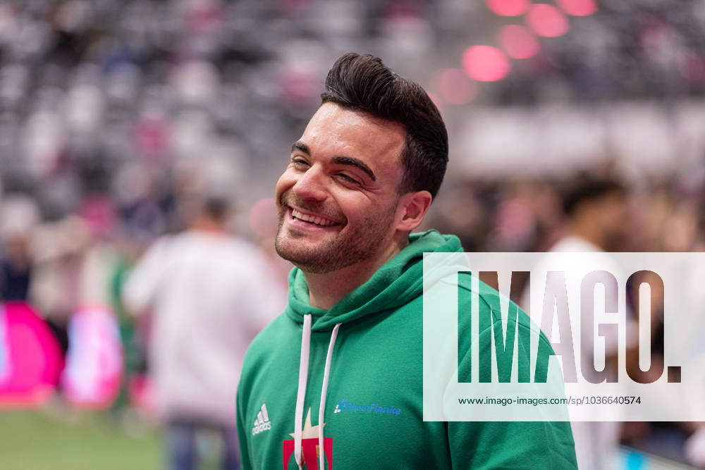 Telekom Star Kick 2023, 5.11.2023, Telekom Dome Ein gut gelaunter Stefano Zarella (Team Rheinflanke 90) vor dem Turnier - Zahlreiche ehemalige Stars des FC Bayern München und TikToker, Influencer und andere Stars stehen im Bonner Telekom Dome für den guten Zweck auf dem Fußballfeld. Jedes Team spielt für eine gemeinnützige Organisation.