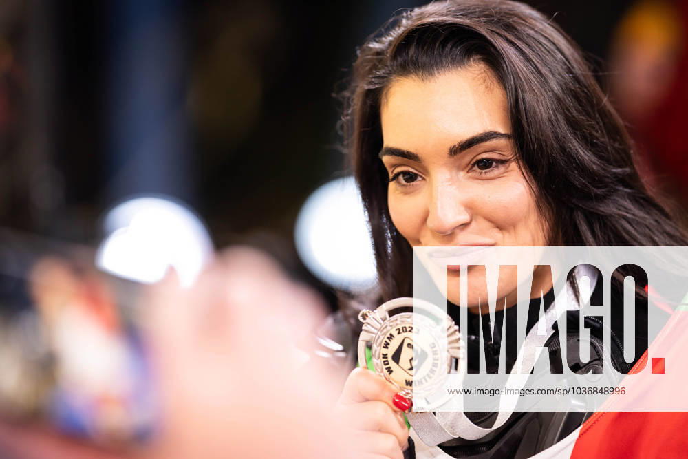 TV Total WOK-WM von Pro7 2023 12.11.2023, Bob und Rodelbahn, Winterberg, TV Total WOK-WM von Pro7 2023 Im Bild: Valentina Maceri zeigt ihre Medaille