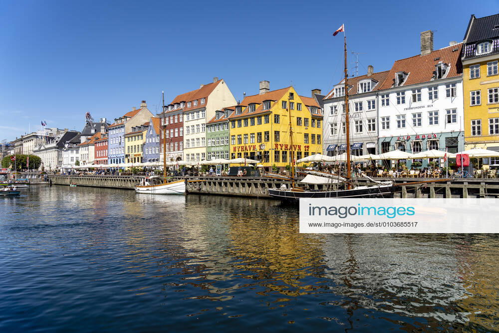 Nyhaven Bunte Häuser, Restaurants und historische Schiffe am Kanal und Hafen Nyhavn, Kopenhagen, Dänemark, Europa Colourful facades, Restaurants and old ships along the Nyhavn Canal and harbour, Copenhagen, Denmark, Europe