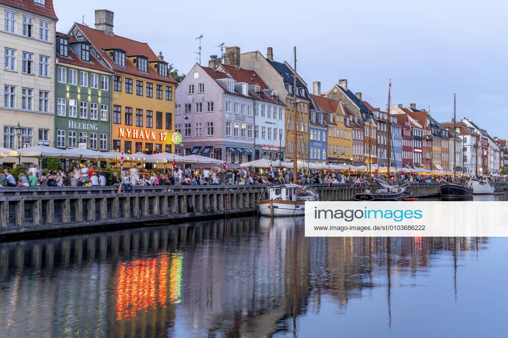 Nyhaven Bunte Häuser, Restaurants und historische Schiffe am Kanal und Hafen Nyhavn in der Abenddämmerung, Kopenhagen, Dänemark, Europa Colourful facades, Restaurants and old ships along the Nyhavn Canal and harbour at dusk, Copenhagen, Denmark, Europe