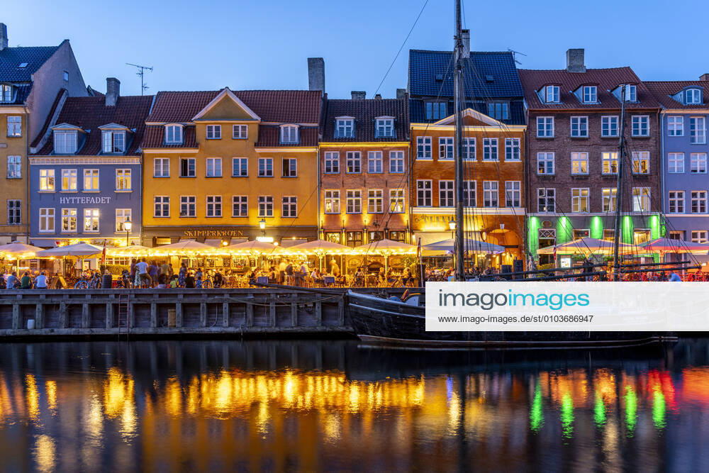 Nyhaven Bunte Häuser, Restaurants und historische Schiffe am Kanal und Hafen Nyhavn in der Abenddämmerung, Kopenhagen, Dänemark, Europa Colourful facades, Restaurants and old ships along the Nyhavn Canal and harbour at dusk, Copenhagen, Denmark, Europe
