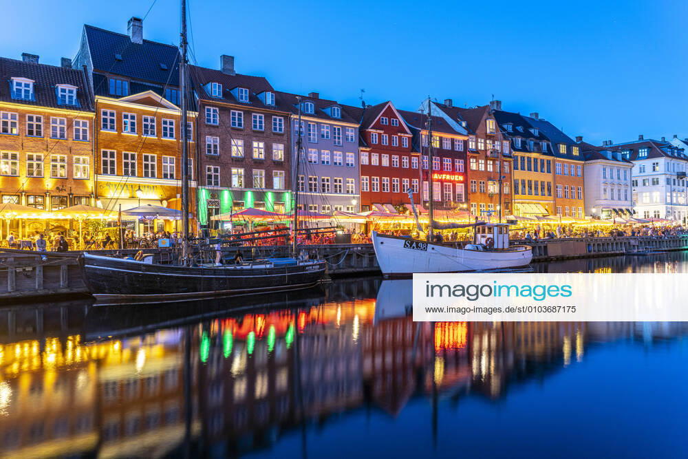 Nyhaven Bunte Häuser, Restaurants und historische Schiffe am Kanal und Hafen Nyhavn in der Abenddämmerung, Kopenhagen, Dänemark, Europa Colourful facades, Restaurants and old ships along the Nyhavn Canal and harbour at dusk, Copenhagen, Denmark, Europe