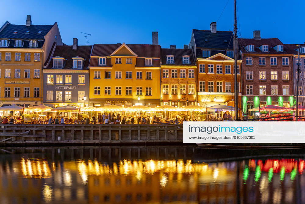 Nyhaven Bunte Häuser, Restaurants und historische Schiffe am Kanal und Hafen Nyhavn in der Abenddämmerung, Kopenhagen, Dänemark, Europa Colourful facades, Restaurants and old ships along the Nyhavn Canal and harbour at dusk, Copenhagen, Denmark, Europe