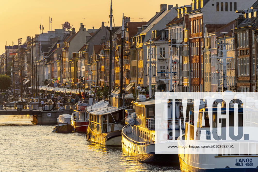 Nyhaven Bunte Häuser, Restaurants und historische Schiffe am Kanal und Hafen Nyhavn, Kopenhagen, Dänemark, Europa Colourful facades, Restaurants and old ships along the Nyhavn Canal and harbour, Copenhagen, Denmark, Europe