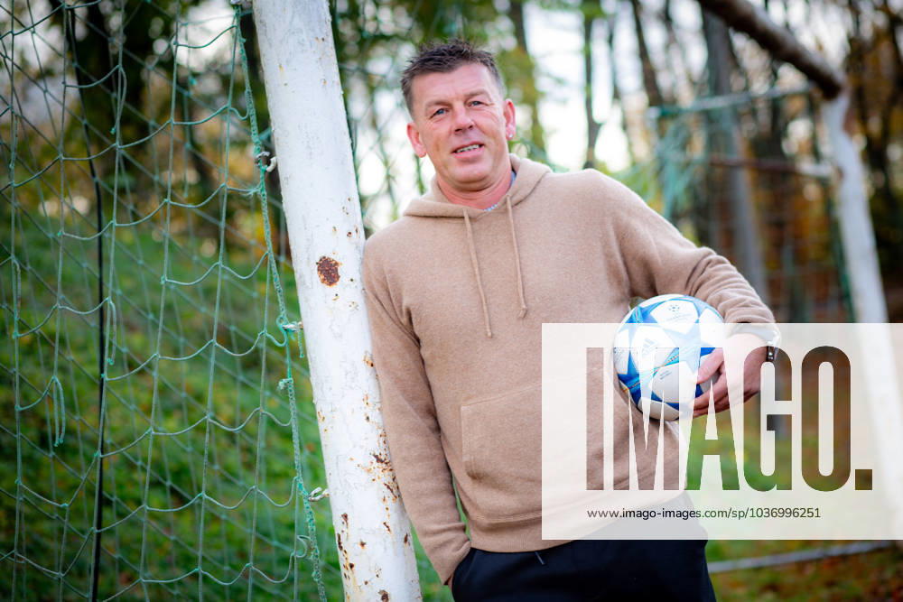 , Ex-Nationalspieler Bernd Schneider in Jena am Sportplatz rote Erde zumk 50. Geburtstag