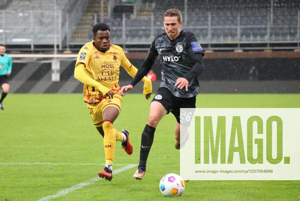 Fussball, Herren, Testspiel, Saison 2023 2024, SV 07 Elversberg - FC Metz, Arne Sicker (SV 07 Elversberg), Malick M Baye (FC Metz) Elversberg Ursapharm-Arena an der Kaiserlinde Saarland Deutschland (DE)