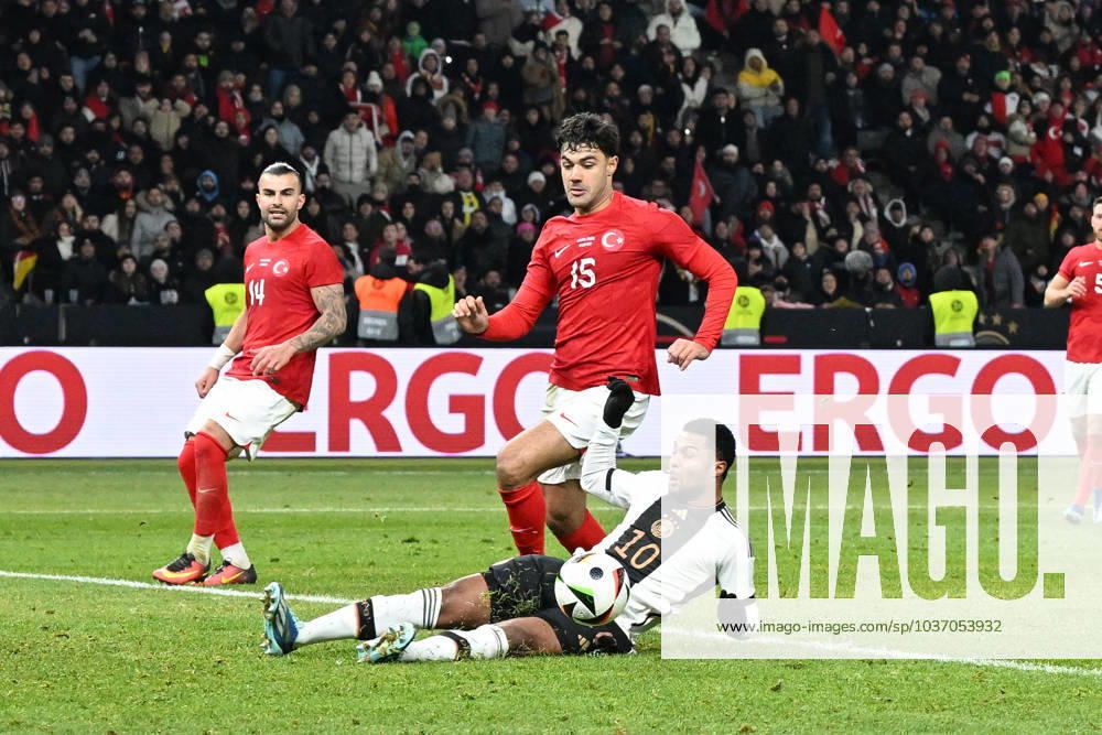 Fussball, Herren, Saison 2023 2024, Länderspiel in Berlin, Deutschland - Türkei, v. l. Serge Gnabry (Deutschland) und Ozan Kabak (Türkei) im Zweikampf, 18.11. 2023,