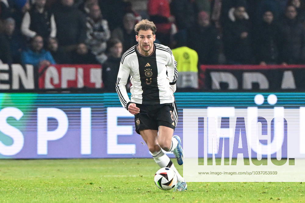 Fussball, Herren, Saison 2023 2024, Länderspiel in Berlin, Deutschland - Türkei, v. l. Leon Goretzka (Deutschland) in Aktion, am Ball, Einzelaktion, 18.11. 2023,