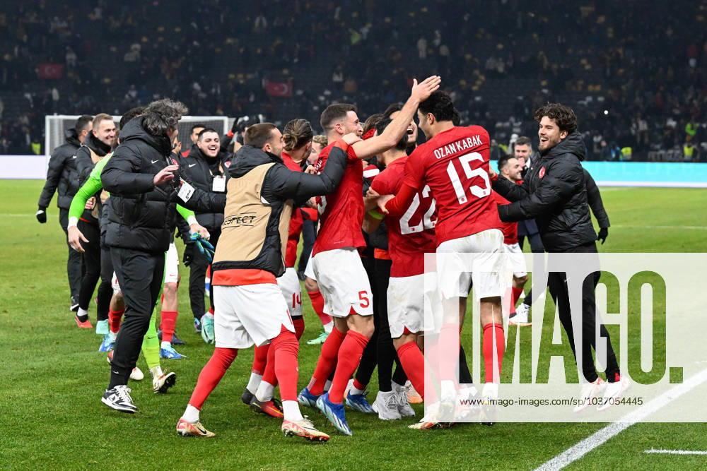 Fussball, Herren, Saison 2023 2024, Länderspiel in Berlin, Deutschland - Türkei, v. l. Die Spieler von der Türkei Schlussjubel, jubelt nach dem 2:3 Sieg, 18.11. 2023,