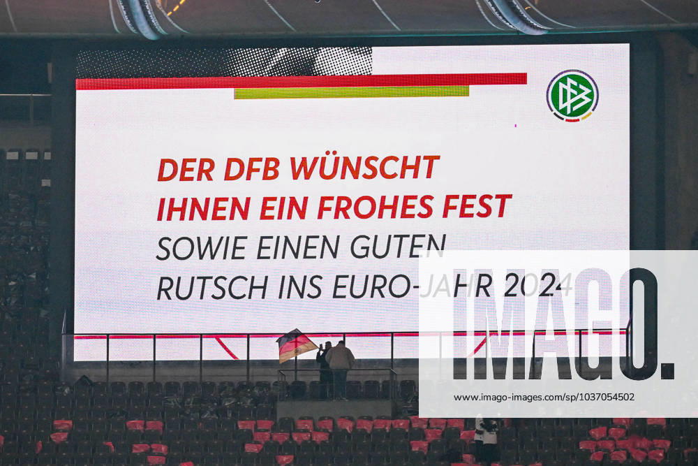 Fussball, Herren, Saison 2023 2024, Länderspiel in Berlin, Deutschland - Türkei, v. l. Anzeigetafel mit der Botschaft: Der DFB wünscht Ihnen ein frohes Fest sowie einen guten Rutsch ins Euro-Jahr 2024, 18.11. 2023,