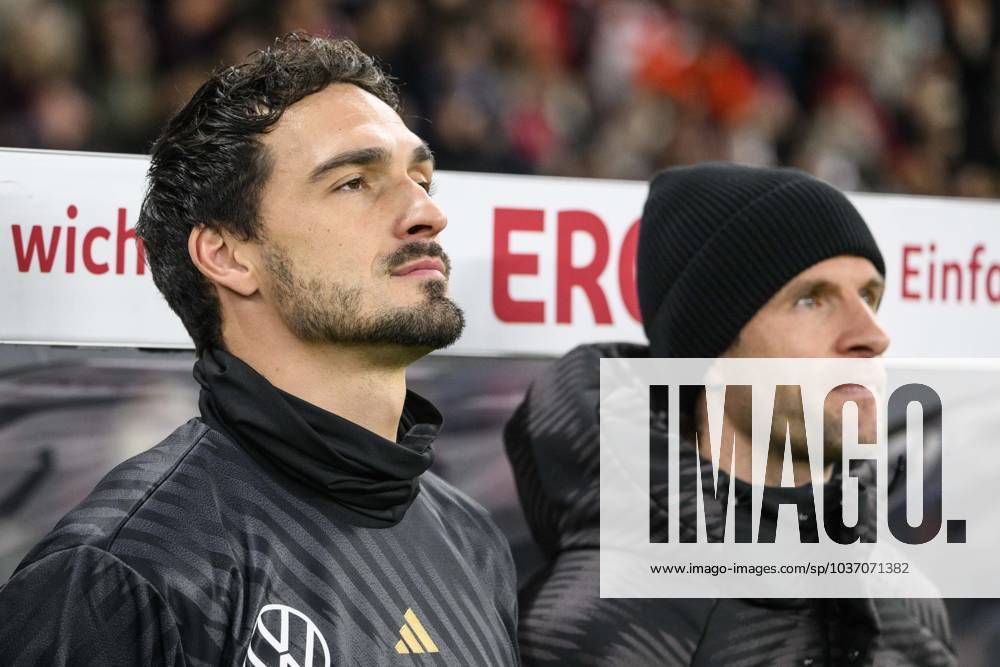 V.l. Mats Hummels (Deutschland, 05), Thomas Mueller (Deutschland, 25), auf der Bank, waehrend der Nationalhymne, GER, Berlin, Deutschland vs Tuerkei, Laenderspiel, Nationalmannschaft, DFB Team, Spielzeit 2023 2024, 18.11.23, DFL REGULATIONS PROHIBIT ANY USE OF PHOTOGRAPHS AS IMAGE SEQUENCES AND OR QUASI-VIDEO, GER, Berlin, Freundschaftsspiel, Deutschland vs Tuerkei, Laenderspiel, Spielzeit 2023 2024, 18.11.23 Berlin