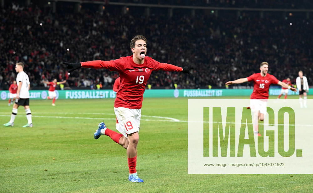 Fussball, Herren, Saison 2023 2024, Länderspiel in Berlin, Deutschland - Türkei (2:3), v. l. Kenan Yildiz (Türkei), Ismail Yüksek (Türkei), Ismail Yüksek (Türkei), Jubel nach Tor zum 1:2, 18.11. 2023,