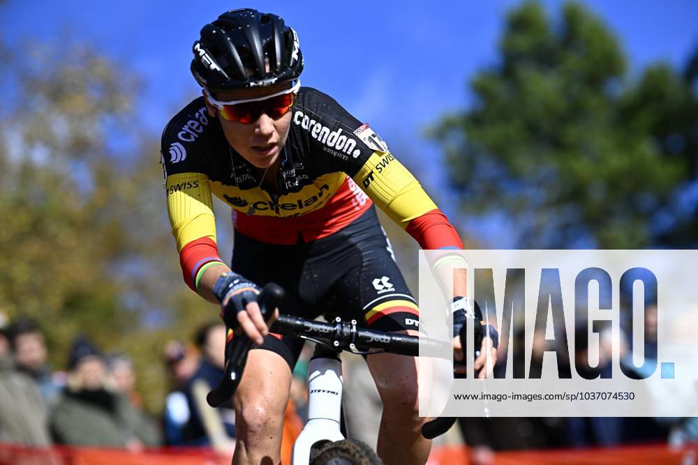 Belgian Sanne Cant pictured in action during the women s elite race at the World Cup cyclocross cycling event in Troyes, France, stage 4 (out of 14) of the UCI World Cup cyclocross competition, Sunday 19 November 2023. JASPERxJACOBS x80346756x