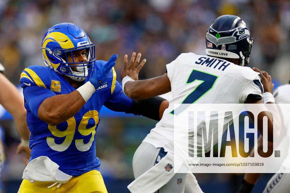 INGLEWOOD, CA - NOVEMBER 19: Los Angeles Rams defensive tackle Aaron Donald (99) pressures Seattle Seahawks quarterback Geno Smith (7) in the first quarter during an NFL, American Football Herren, USA regular season game on November 19, 2023, at SoFi Stadium in Inglewood, CA. (Photo by Brandon Sloter Icon Sportswire) NFL: NOV 19 Seahawks at Rams Icon231119022