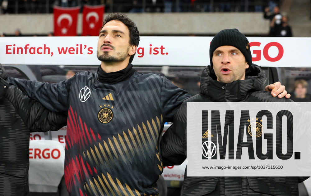 Deutschland - Tuerkei 18.11.2023 Berlin, 18.11.2023, Fussball, Olympiastadion, Länderspiel , Deutschland GER vs. Türkei TUR 2:3 (1:2) , Im Bild von links; Mats Hummels ( 5, D), Thomas Müller Mueller ( 13, D). , Nur zur redaktionellen Nutzung! . , Gemäß den Vorgaben der DFB Deutscher Fussballbund ist es untersagt, in dem Stadion und oder vom Spiel angefertigte Fotoaufnahmen in Form von Sequenzbildern und oder videoähnlichen Fotostrecken zu verwerten bzw. verwerten zu lassen. ,
