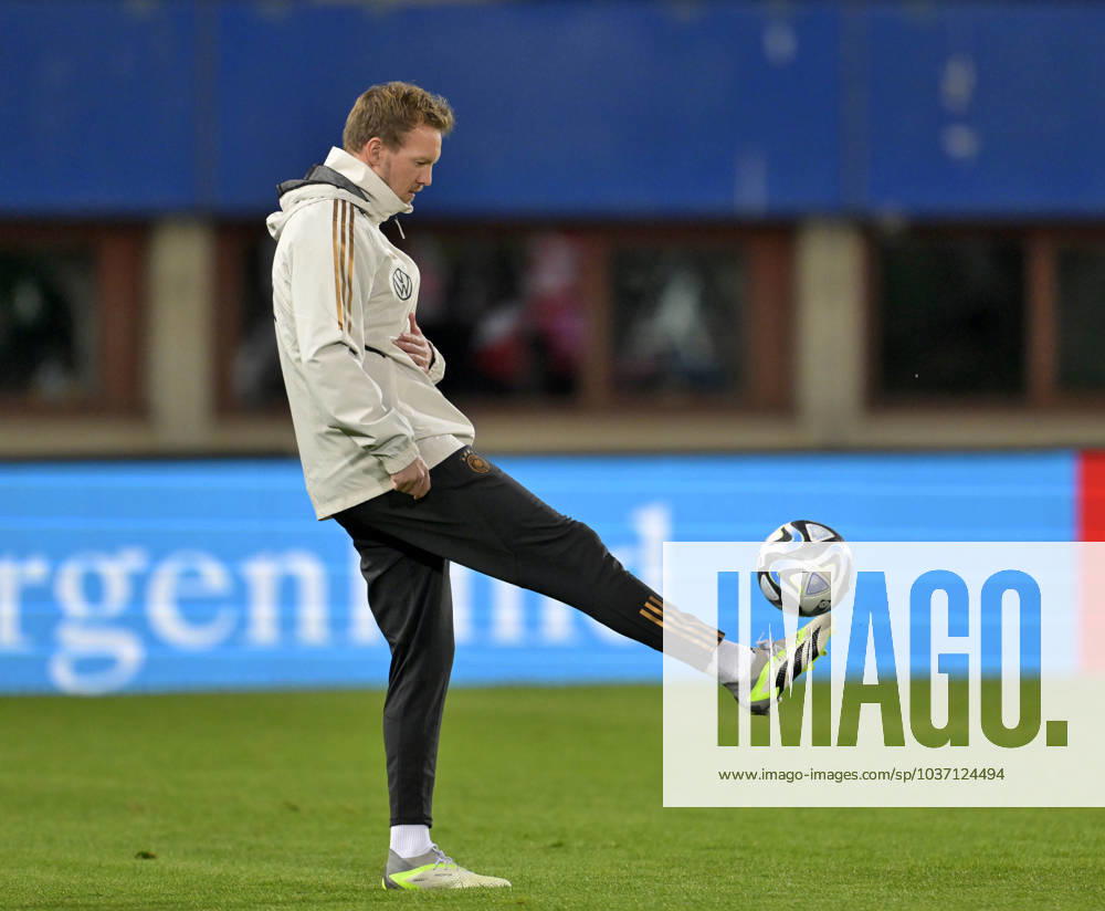 Fussball, Testspiel 2023 24, Österreich - Deutschland, Training der DFB-Nationalmannschaft am Tag vor dem Länderspiel im Ernst Happel Stadion Wien, Trainer Julian Nagelsmann (Deutschland) am Ball.