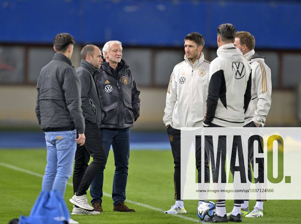 Fussball, Testspiel 2023 24, Österreich - Deutschland, Training der DFB-Nationalmannschaft am Tag vor dem Länderspiel im Ernst Happel Stadion Wien, Sportdirektor Rudi Völler (Deutschland) spricht mit dem Trainerteam um Trainer Julian Nagelsmann (Deutschland)