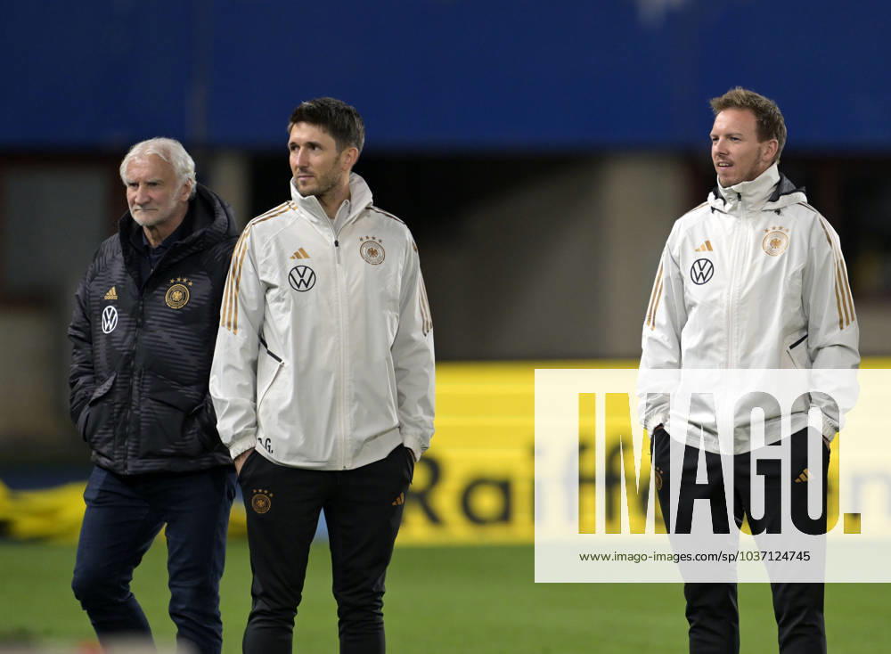 Fussball, Testspiel 2023 24, Österreich - Deutschland, Training der DFB-Nationalmannschaft am Tag vor dem Länderspiel im Ernst Happel Stadion Wien, v.l. Sportdirektor Rudi Völler (Deutschland) , x und Trainer Julian Nagelsmann (Deutschland)