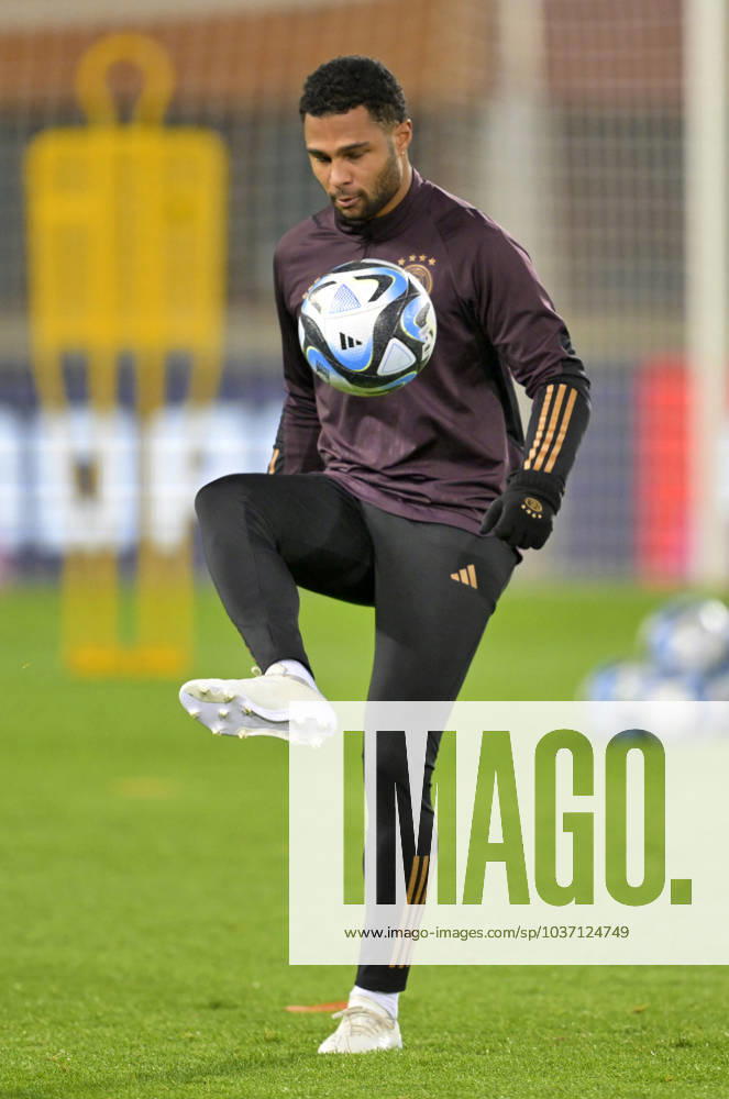 Fussball, Testspiel 2023 24, Österreich - Deutschland, Training der DFB-Nationalmannschaft am Tag vor dem Länderspiel im Ernst Happel Stadion Wien, Serge Gnabry (Deutschland) am Ball.