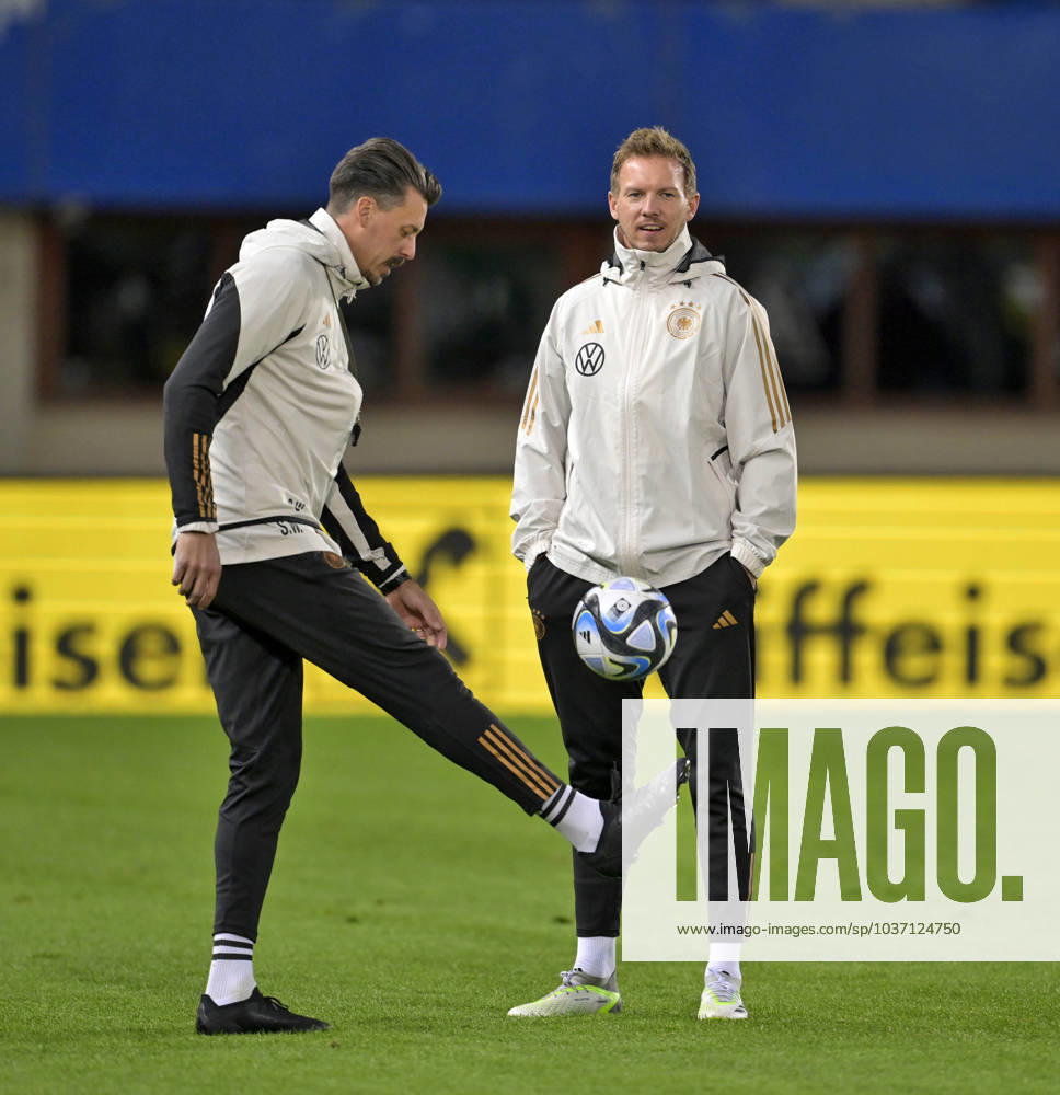 Fussball, Testspiel 2023 24, Österreich - Deutschland, Training der DFB-Nationalmannschaft am Tag vor dem Länderspiel im Ernst Happel Stadion Wien, Co-Trainer Sandro Wagner und Trainer Julian Nagelsmann (beide, Deutschland)