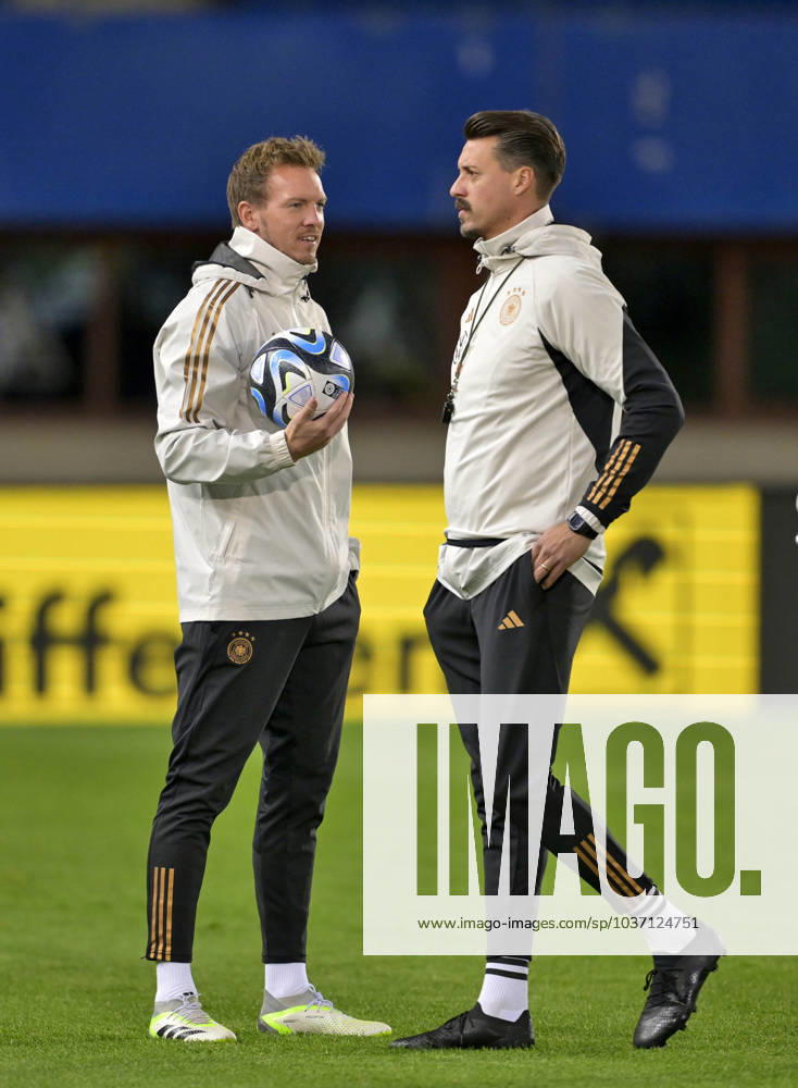 Fussball, Testspiel 2023 24, Österreich - Deutschland, Training der DFB-Nationalmannschaft am Tag vor dem Länderspiel im Ernst Happel Stadion Wien, Co-Trainer Sandro Wagner und Trainer Julian Nagelsmann (beide, Deutschland)