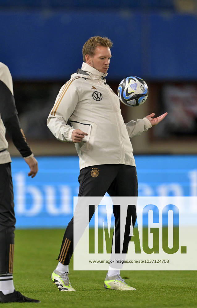 Fussball, Testspiel 2023 24, Österreich - Deutschland, Training der DFB-Nationalmannschaft am Tag vor dem Länderspiel im Ernst Happel Stadion Wien, Trainer Julian Nagelsmann (Deutschland) am Ball.