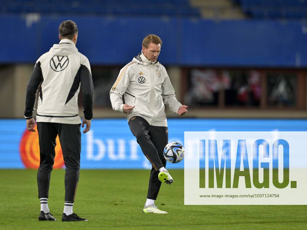 Fussball, Testspiel 2023 24, Österreich - Deutschland, Training der DFB-Nationalmannschaft am Tag vor dem Länderspiel im Ernst Happel Stadion Wien, Co-Trainer Sandro Wagner und Trainer Julian Nagelsmann (beide, Deutschland)