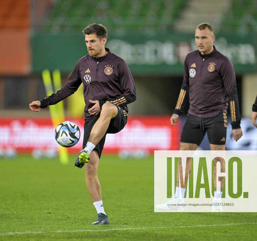 Fussball, Testspiel 2023 24, Österreich - Deutschland, Training der DFB-Nationalmannschaft am Tag vor dem Länderspiel im Ernst Happel Stadion Wien, Jonas Hofmann (Deutschland) David Raum (Deutschland)