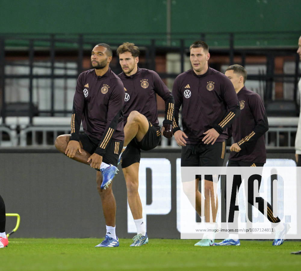 Fussball, Testspiel 2023 24, Österreich - Deutschland, Training der DFB-Nationalmannschaft am Tag vor dem Länderspiel im Ernst Happel Stadion Wien, v.l. Jonathan Tah (Deutschland), Leon Goretzka (Deutschland) , Niklas Süle (Deutschland) und Josua Kimmich (Deutschland)